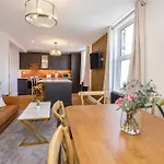Walpole Getaway - Hot Tub, Games Room, Sleeps 8 펜션 *