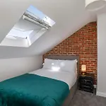 펜션 Walpole Getaway - Hot Tub, Games Room, Sleeps 8 *