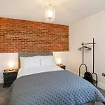 펜션 Walpole Getaway - Hot Tub, Games Room, Sleeps 8 요크