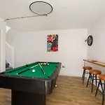 Walpole Getaway - Hot Tub, Games Room, Sleeps 8 * 요크