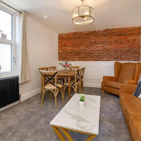 Walpole Getaway - Hot Tub, Games Room, Sleeps 8 בית נופש יורק