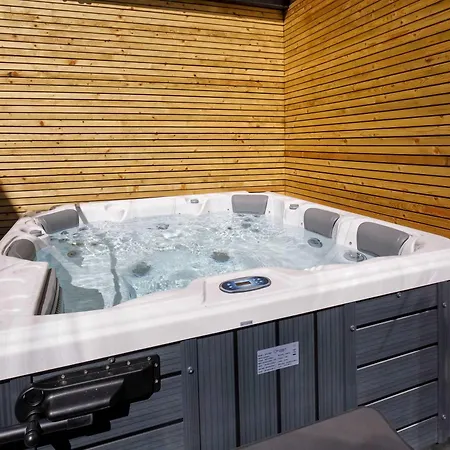 Walpole Getaway - Hot Tub, Games Room, Sleeps 8