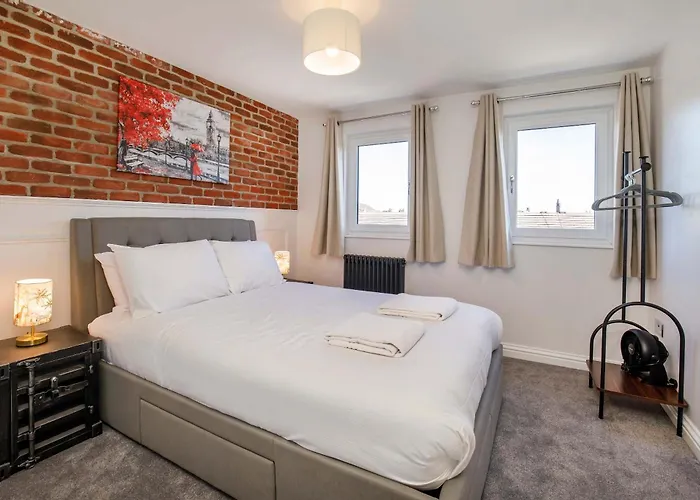 Walpole Getaway - Hot Tub, Games Room, Sleeps 8 * 요크