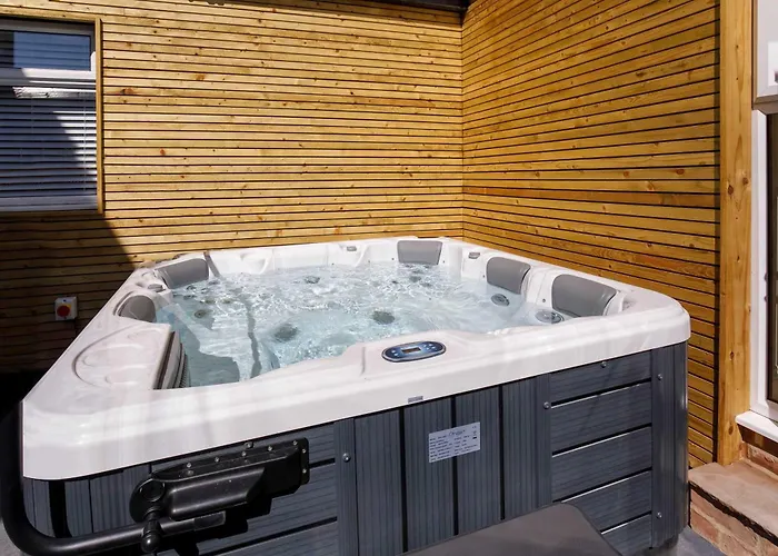 Walpole Getaway - Hot Tub, Games Room, Sleeps 8