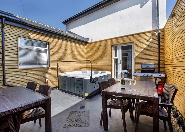 Dom wakacyjny Walpole Getaway - Hot Tub, Games Room, Sleeps 8 York
