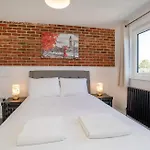 Walpole Getaway - Hot Tub, Games Room, Sleeps 8 * 요크