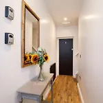 Walpole Getaway - Hot Tub, Games Room, Sleeps 8 요크