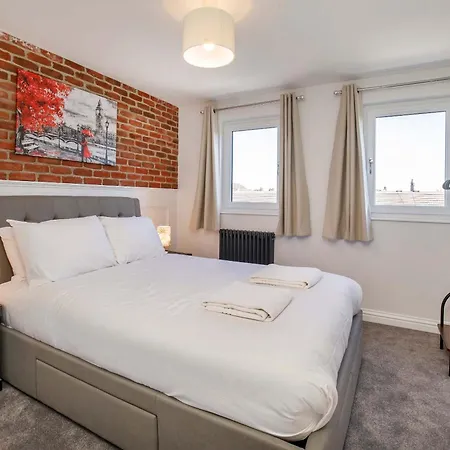 Walpole Getaway - Hot Tub, Games Room, Sleeps 8 * 요크