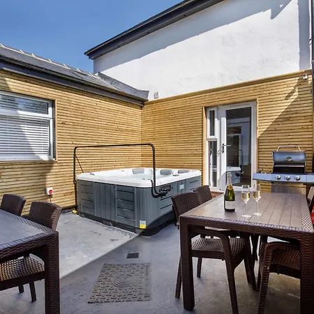 펜션 Walpole Getaway - Hot Tub, Games Room, Sleeps 8 요크